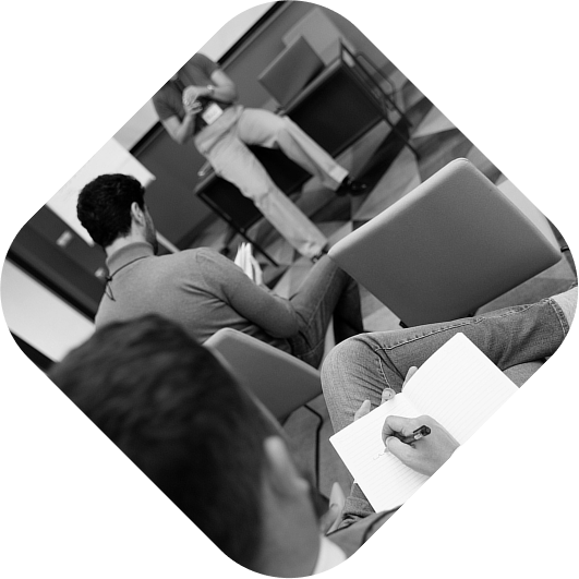 Personne lisant des livres de business